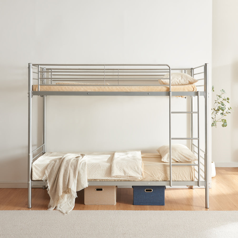 Łóżko piętrowe metalowe Soppsar z 2 materacami 200x90 cm srebrne [en.casa]